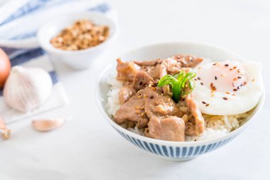 yumurta ile tepesinde pirinç Sarımsak soslu tavada kızartılmış domuz eti