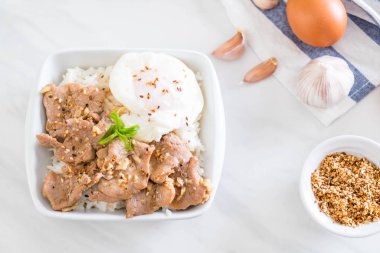 yumurta ile tepesinde pirinç Sarımsak soslu tavada kızartılmış domuz eti