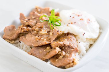 yumurta ile tepesinde pirinç Sarımsak soslu tavada kızartılmış domuz eti