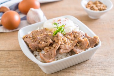 yumurta ile tepesinde pirinç Sarımsak soslu tavada kızartılmış domuz eti