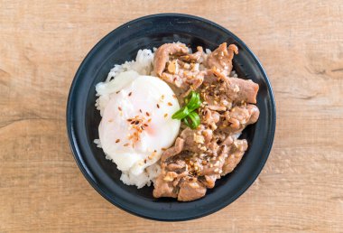 yumurta ile tepesinde pirinç Sarımsak soslu tavada kızartılmış domuz eti