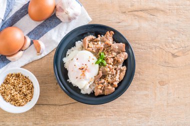 yumurta ile tepesinde pirinç Sarımsak soslu tavada kızartılmış domuz eti