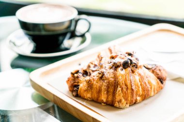 sıcak kahve ile Fındıklı kruvasan