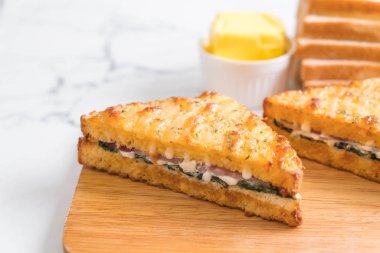 fırında ıspanak ve Jambonlu sandviç 