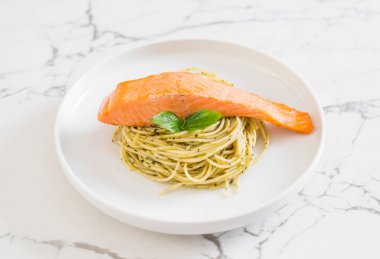 pesto yeşil ve somon makarna spagetti