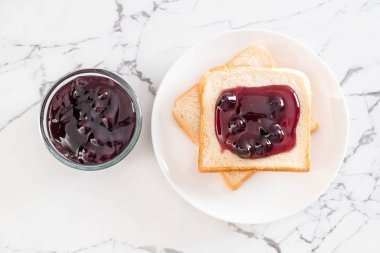 Böğürtlenli reçel ile ekmek