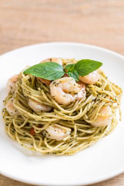 makarna spagetti pesto yeşil ve karides