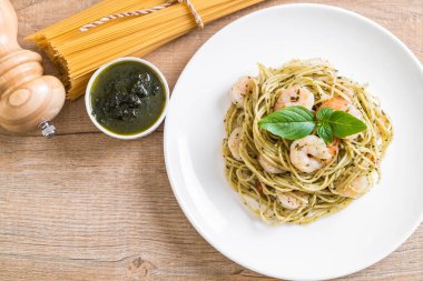 makarna spagetti pesto yeşil ve karides