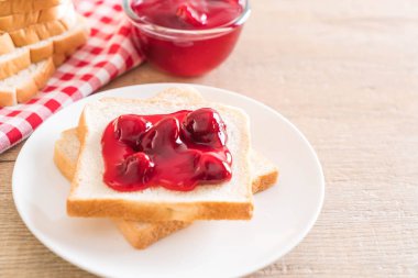 çilek reçeli ile ekmek