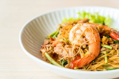 Kızarmış beyaz erişte ve su Mimoza baharatlı sos ile 