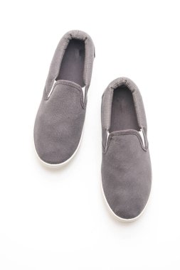 Beyaz arka planda gri spor ayakkabı 