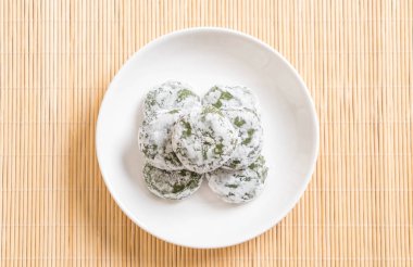 yeşil çay mochi kırmızı fasulye ile