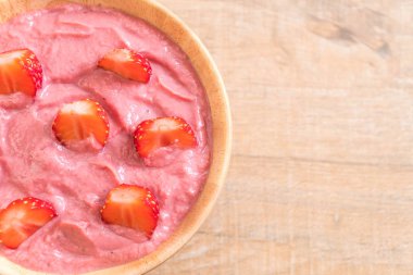 çilek smoothies kase