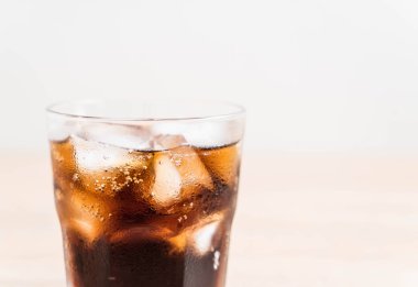 Buzlu bir bardak kola.