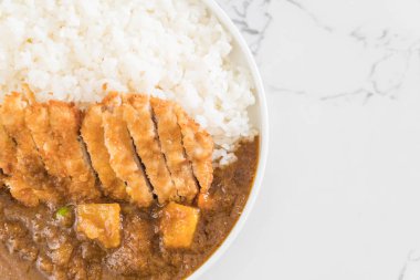 pirinç Köri soslu kızarmış pirzola domuz eti