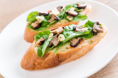 ekmek roket ve shiitake mantar