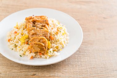 ızgara tavuk ve teriyaki soslu kızarmış pilav