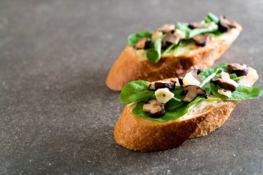 ekmek roket ve shiitake mantar