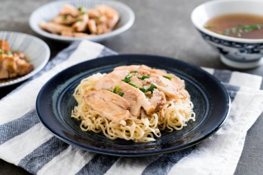 Kızartma tavuk şehriye