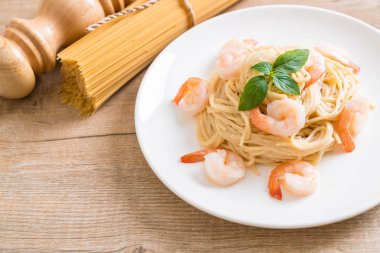 Spagetti krem peynir beyaz soslu karides