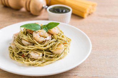 makarna spagetti pesto yeşil ve karides