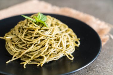 Spagetti fesleğen pesto ile