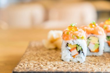 Somon suşi roll