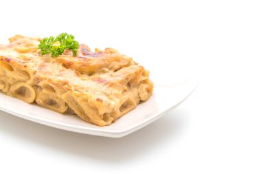 peynir ve jambon ile pişmiş penne makarna