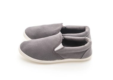 Beyaz arka planda gri spor ayakkabı 