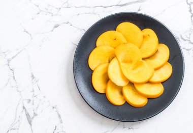 Trabzon hurması tabağa dilimlenmiş