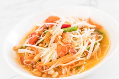 Baharatlı papaya salatası (geleneksel Tay gıda) 