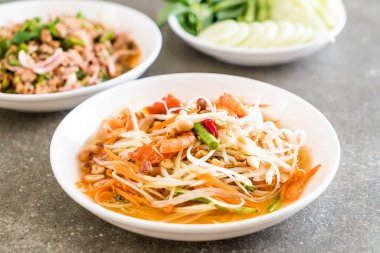 Baharatlı papaya salatası (geleneksel Tay gıda) 