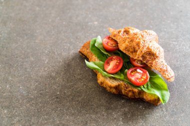 domates kruvasan sandviç