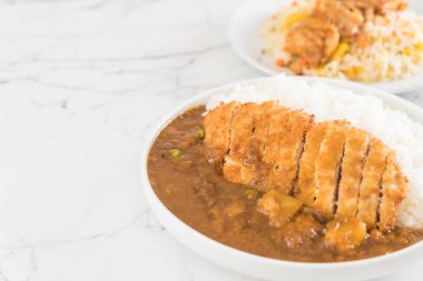 pirinç Köri soslu kızarmış pirzola domuz eti