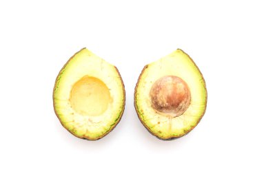 Beyaz arkaplanda taze avokado