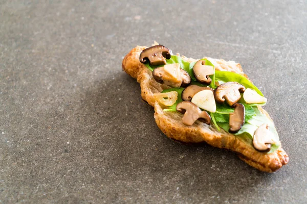 mantar kruvasan sandviç