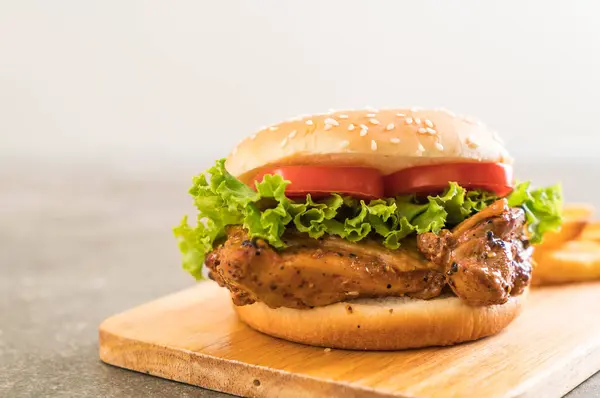 Kuřecí burger s hranolky — Stock fotografie