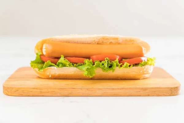 Hotdog con salsiccia e pomodoro — Foto Stock