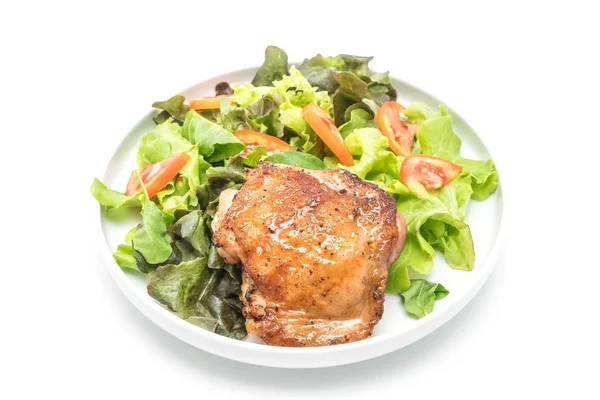 Bife de frango grelhado com salada de legumes — Fotografia de Stock