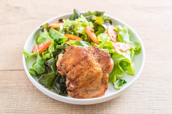 Жареный куриный стейк с овощным салатом — стоковое фото