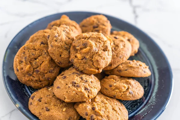 Chocolate chips and cashew nut cookies — Stock Photo, Image