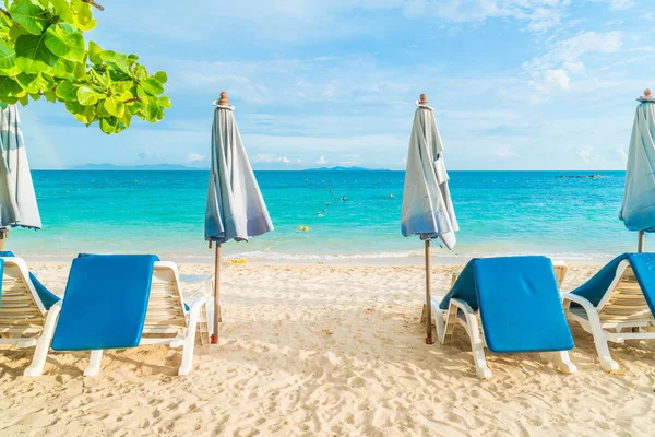 Όμορφο πολυτελές ομπρέλα και καρέκλα στην παραλία — Φωτογραφία Αρχείου