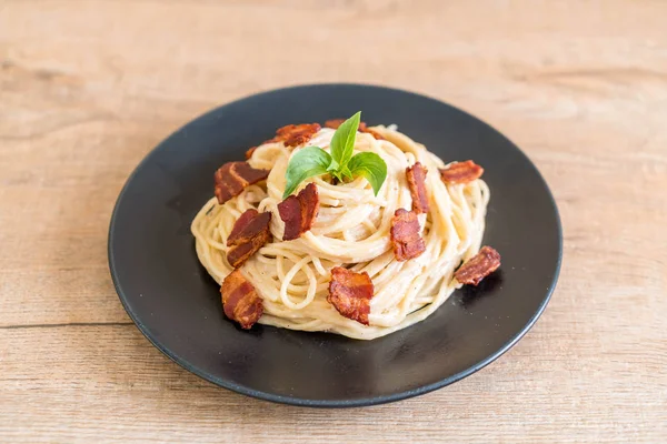 Spagetti tejszínes sajt szalonnával — Stock Fotó