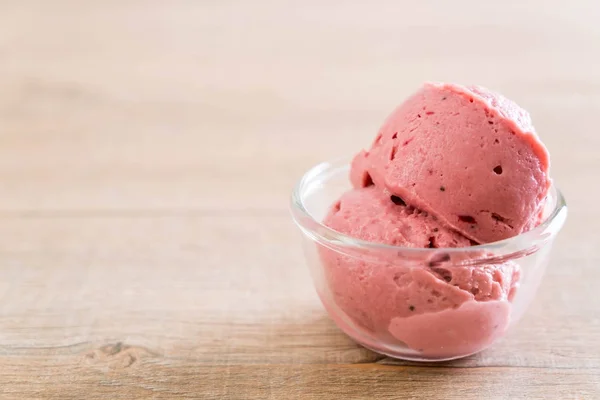 Helado de fresa cucharada — Foto de Stock