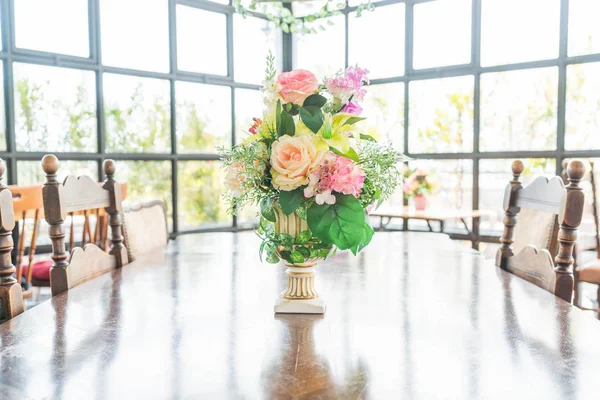 Μπουκέτο λουλουδιών στο βάζο διακόσμηση στο τραπέζι — Φωτογραφία Αρχείου
