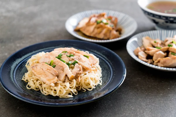 Fideos de pollo asado —  Fotos de Stock