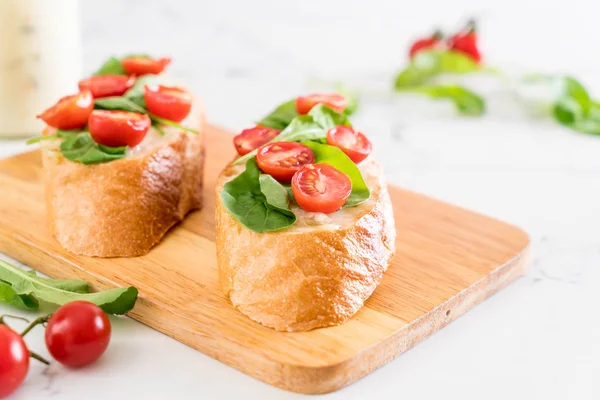 Pan con cohete y tomates — Foto de Stock