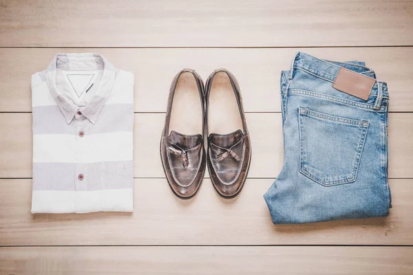 Ropa para hombre sobre fondo de madera — Foto de Stock