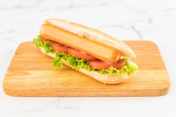 Hotdog con salchicha y tomate —  Fotos de Stock