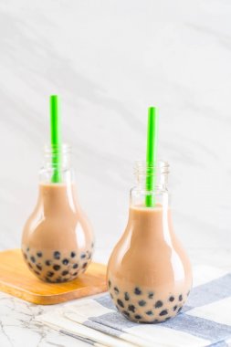 Köpüklü sütlü çay